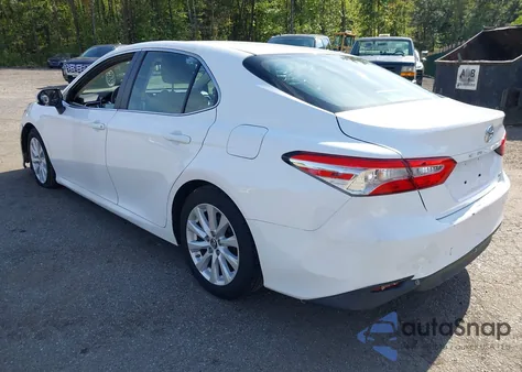 2018 Toyota Camry Le z USA, uszkodzony, nr VIN 4T1B11HK4JU061956